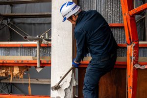 三階建ての鉄筋コンクリートビルの解体工事