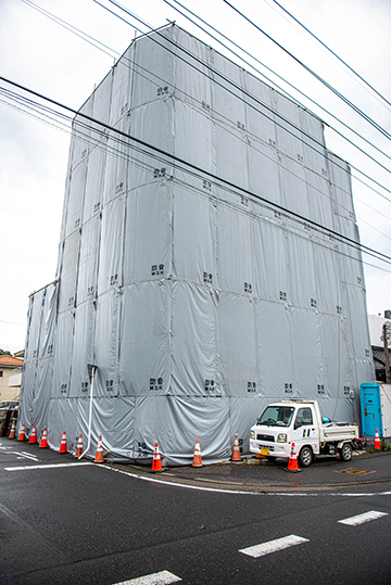 栃木市で三階建ての鉄筋コンクリートビルの解体工事の施工前写真